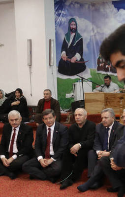 Davutoğlu'ndan cemevi ziyareti