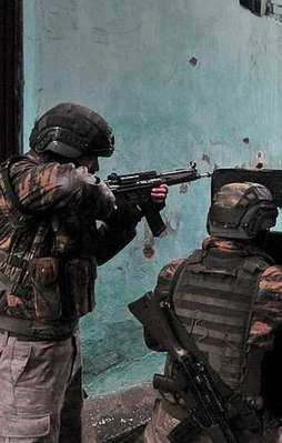 Teröristler 100 metrede kapana sıkıştı