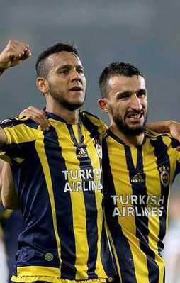 Fener Rusları sahaya gömdü