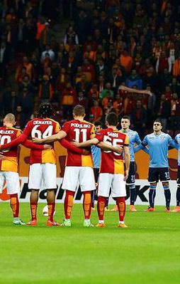 Arena'da saygı duruşu