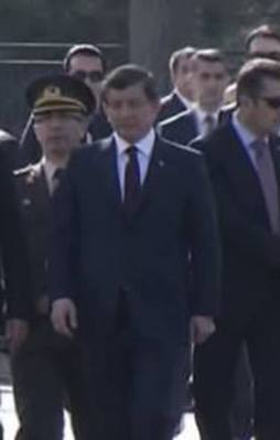 Davutoğlu Ankara'daki patlama yerini ziyaret etti