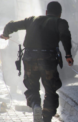 Sur'da içinde güvenlik güçlerinin bulunduğu bina çöktü