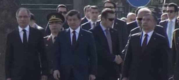 Davutoğlu Ankara’daki patlama yerini ziyaret etti