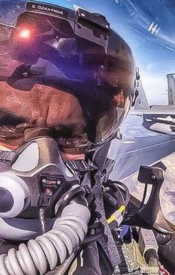 Türk pilotun Suudi pilotlarla selfie'si