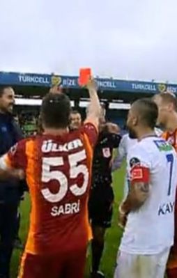 Sabri Reyiz de hakeme kart göstermişti