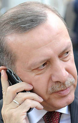 Erdoğan'dan Arınç'a başsağlığı telefonu