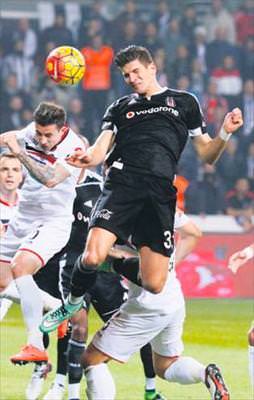 Süpersin Mario Gomez! Panzer'le 34 puan