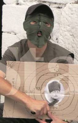 Atatürk'e nişan alıp DAEŞ pozu veriyorlar