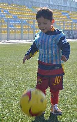 Messi'den Afgan çocuğa imzalı forma