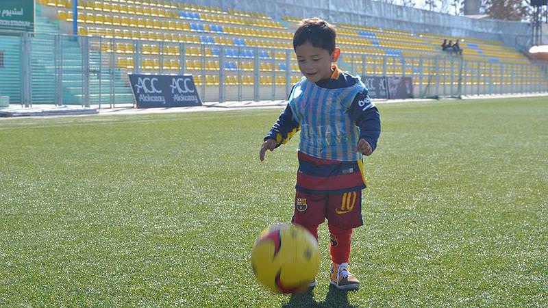 Messi'den Afgan çocuğa imzalı forma