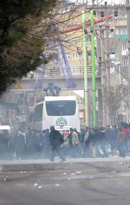 PKK destekçilerine polis müdahale etti