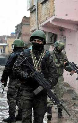 Mehmetçik inlerine girdi