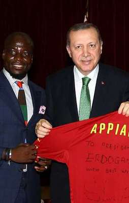 Appiah'tan Cumhurbaşkanı Erdoğan'a forma hediyesi