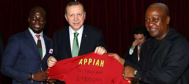 Appiah’tan Cumhurbaşkanı Erdoğan’a forma hediyesi