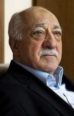 Gülen'den Sezen Aksu'nun babasına methiye