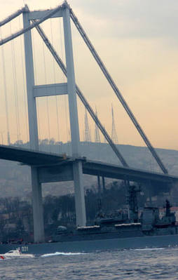 Rus askeri gemisi İstanbul Boğazı'ndan geçiş yaptı