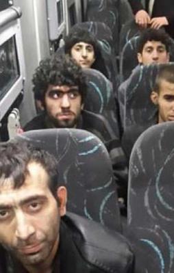 Teröristler, güvenlik güçlerinin ayaklarına kapandı