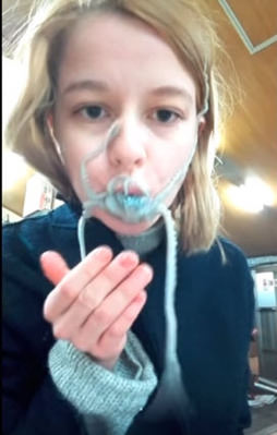 Genç kız yüzüne yapışan ahtapotu canlı canlı yedi!