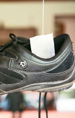 Ayakkabının içine poşet çay konulursa bakın ne oluyor