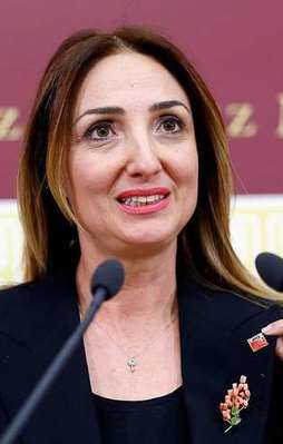 Aylin Nazlıaka CHP'yi topa tuttu