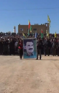 PYD cenazesinde Öcalan posteri