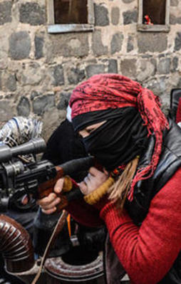 Sur'da silahla poz veren PKK'lı her şeyi anlattı