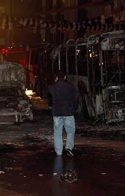 Kağıthane'de halk otobüsü ve otomobili ateşe verdiler