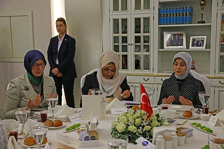 Sare Davutoğlu'ndan şehit aileleriyle duygusal buluşma-3