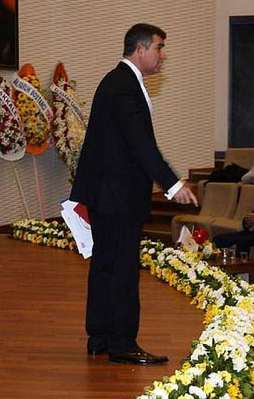 Feyzioğlu sözü kesilince salonu terk etti