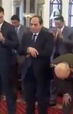 Katil Sisi yine rezil oldu!