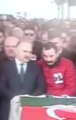 CHP'li isim namazda sohbet etti