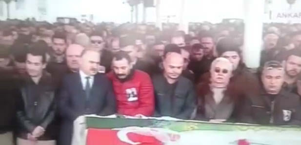 CHP'li isim namazda sohbet etti