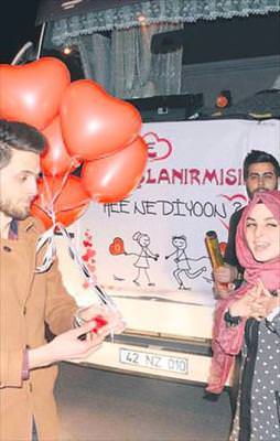 Yol kesip yüzük taktı