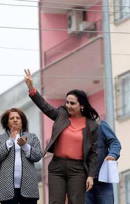 Yüksekdağ ölümlerin ardından halay çekti
