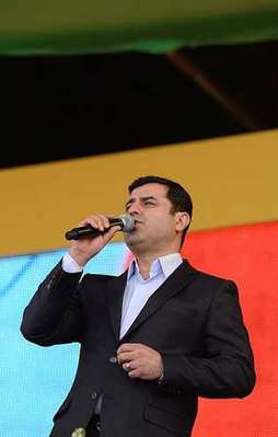 Kalaşnikof altında barış çağrısı