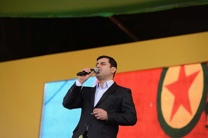 Kalaşnikof altında barış çağrısı