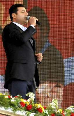 Kalaşnikoflu kutlamaya soruşturma