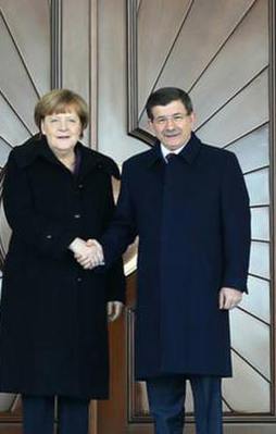 Başbakan Davutoğlu, Merkel ile telefonla görüştü