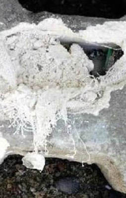 Hainler kaldırım taşına bomba döşedi