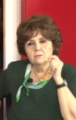 Ayşenur Arslan başörtüsünden rahatsız oldu