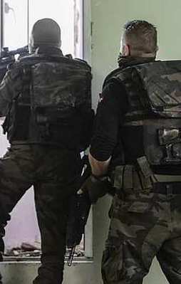 Parmağı kopan polisten göz yaşartan kahramanlık