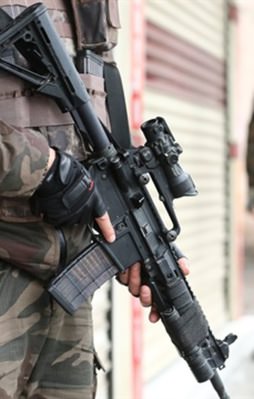 Teröristler üs bölgesine saldırdı