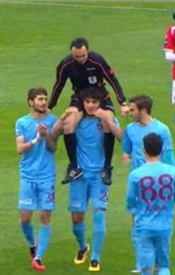 Sahada ilginç olay! Yine Salih Dursun yine hakem