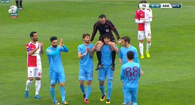 Sahada ilginç olay! Yine Salih Dursun yine hakem