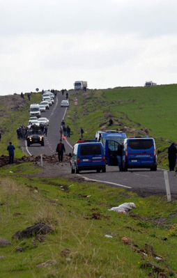 Askeri aracın geçişi sırasında patlama