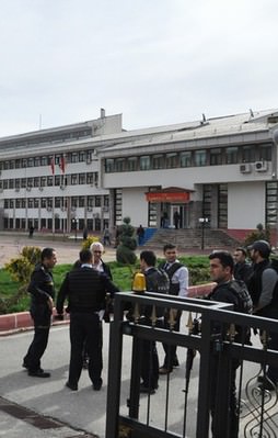 Tunceli Valiliği'nde canlı bomba!