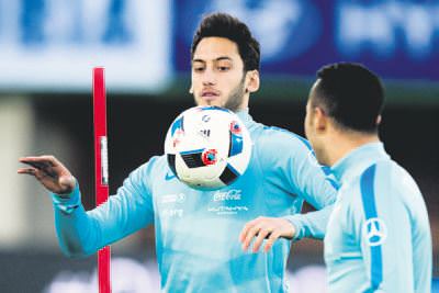UEFA en iyi frikikçiyi seçti: Hakan Çalhanoğlu
