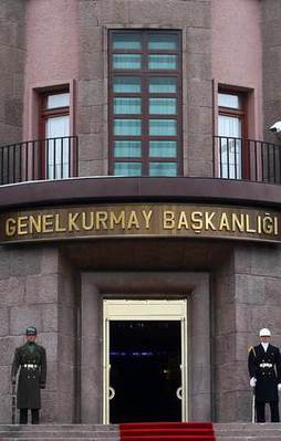 Darbeci zihniyete demokrasi dersi