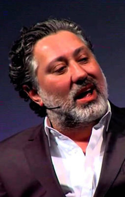 Cumhuriyet yazarından Sabah'ın muhabirine saldırı