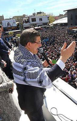 Davutoğlu'nun konuşmasına Sur'da yoğun ilgi